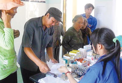People receiving free medication in Phu My District of Binh Dinh Province.(Photo:SGGP)